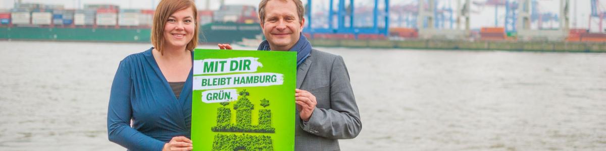 Jens Kerstan und Katharina Fegebank am Hamburger Hafen mit einem Plakat zur Bürgerschaftswahl 2015